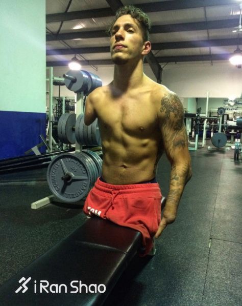 人物 | 他四肢不全却有六块腹肌 那你呢？