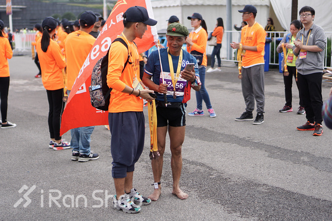 2016南京马拉松：这很南京，这很“依壁雕凿”