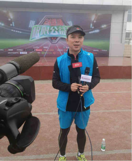 阿野助力24小时操场极限公益跑 倡导运动＋公益理念