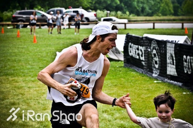 人物 | 他一年跑遍六大马拉松 平均成绩2:31