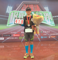 有一种英雄主义是：无论如何，我也会笑着跑到终点