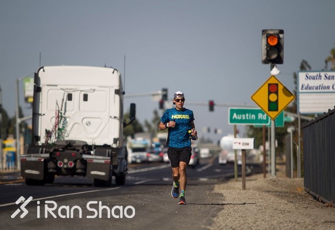 人物 | 他每天跑2.7个全马 仅用42天横穿美国