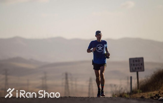 人物 | 他每天跑2.7个全马 仅用42天横穿美国