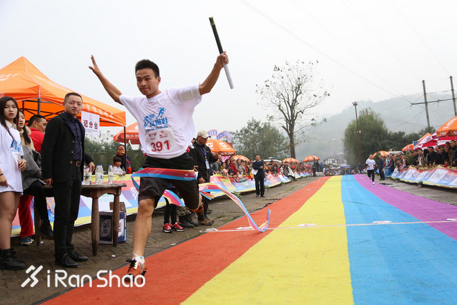 热点 | 穿上高跟鞋一起跑 来啊互相崴脚啊