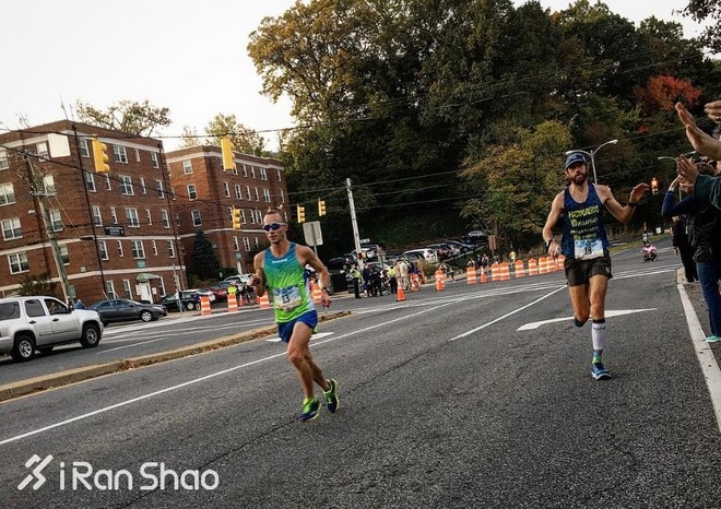 人物 | 他一年跑遍六大马拉松 平均成绩2:31
