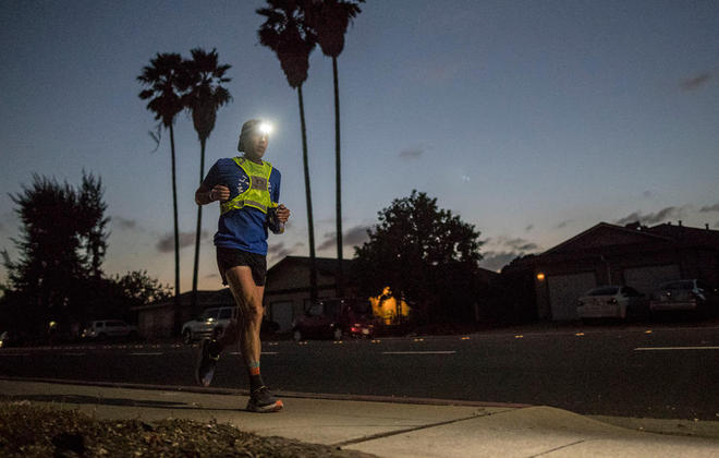 人物 | 他每天跑2.7个全马 仅用42天横穿美国