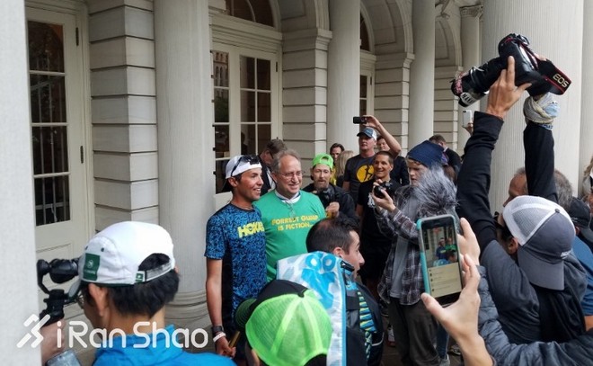 人物 | 他每天跑2.7个全马 仅用42天横穿美国