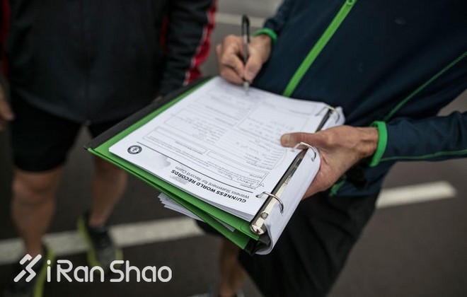 人物 | 他每天跑2.7个全马 仅用42天横穿美国