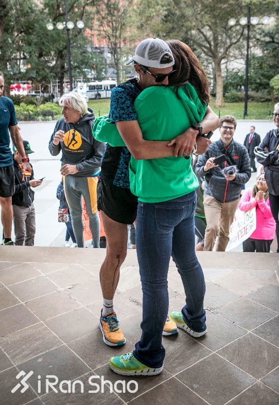 人物 | 他每天跑2.7个全马 仅用42天横穿美国