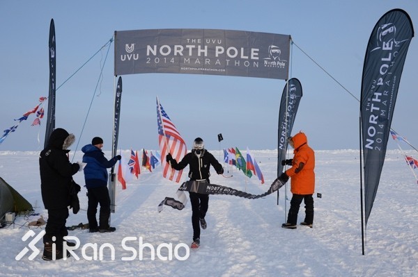 人物 | 他一年跑遍六大马拉松 平均成绩2:31