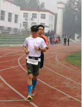 有一种英雄主义是：无论如何，我也会笑着跑到终点