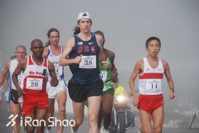 人物 | 他一年跑遍六大马拉松 平均成绩2:31