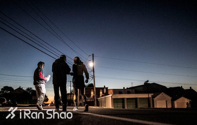 人物 | 他每天跑2.7个全马 仅用42天横穿美国