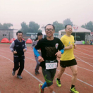 有一种英雄主义是：无论如何，我也会笑着跑到终点