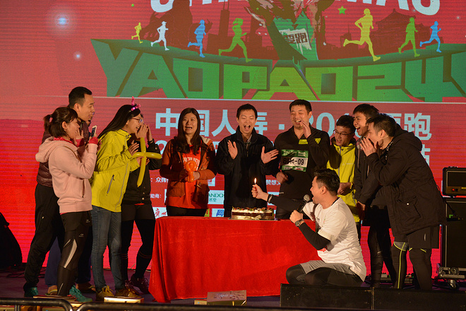 中国人寿·2016要跑•24小时城市接力赛广州站 “圣诞大战”圆满落幕 姚明亲临现场为跑友加油助威