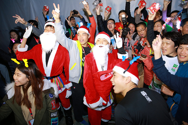 中国人寿·2016要跑•24小时城市接力赛广州站 “圣诞大战”圆满落幕 姚明亲临现场为跑友加油助威