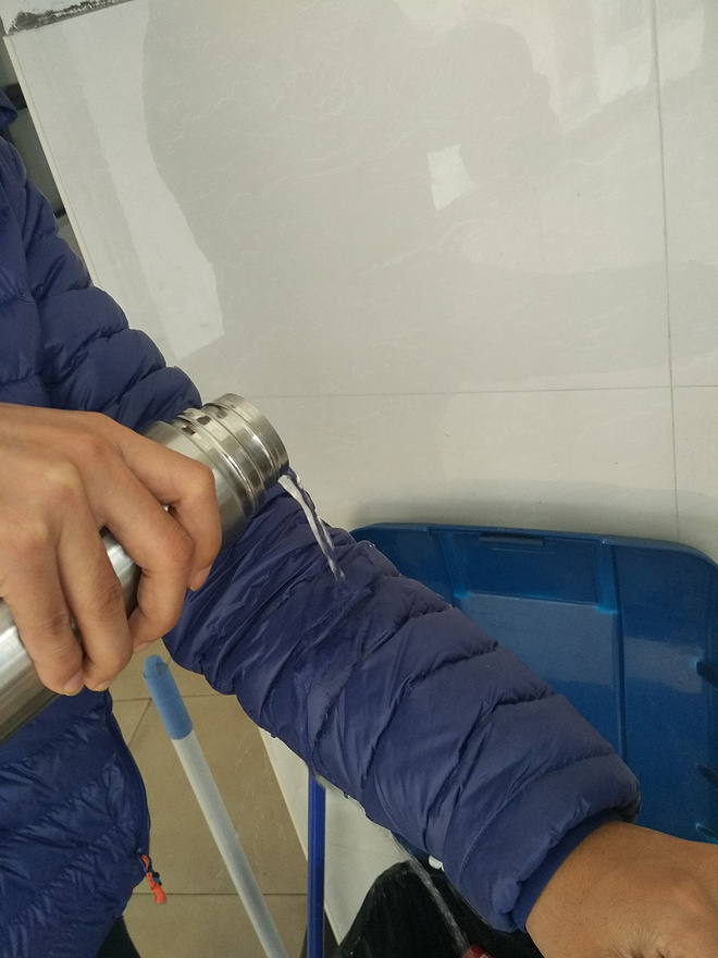 天石V10防水羽绒服——风雨中过暖冬