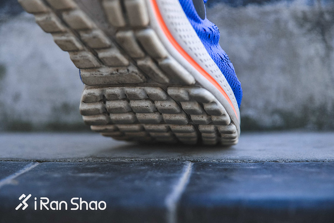 跑鞋 | 把体重全部交给它 Nike Air Zoom Vomero 12深度评测