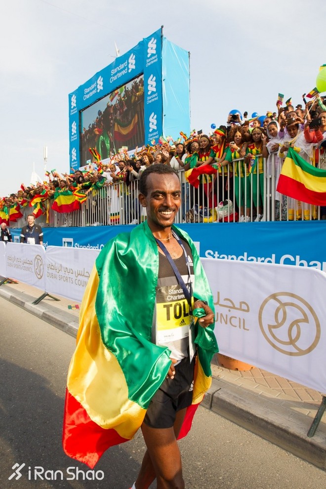 迪拜马拉松 | 摔倒后再度退赛 贝克勒焉知非福？