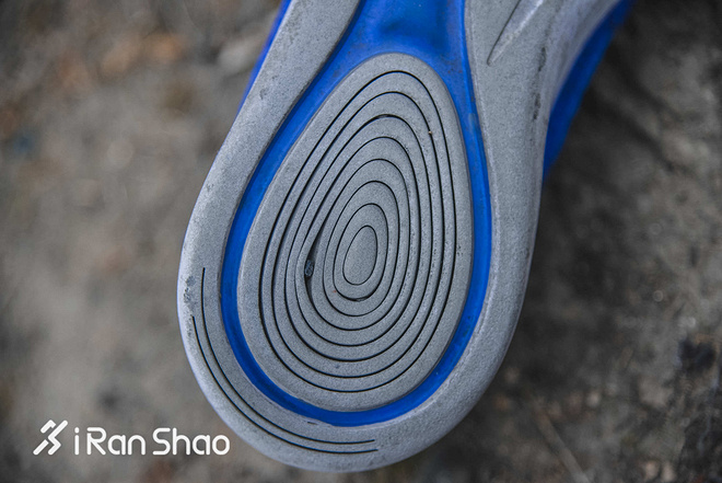 跑鞋 | 脚底加上弹簧脚背戴上枷锁 Nike LunarEpic Low Flyknit 2深度评测