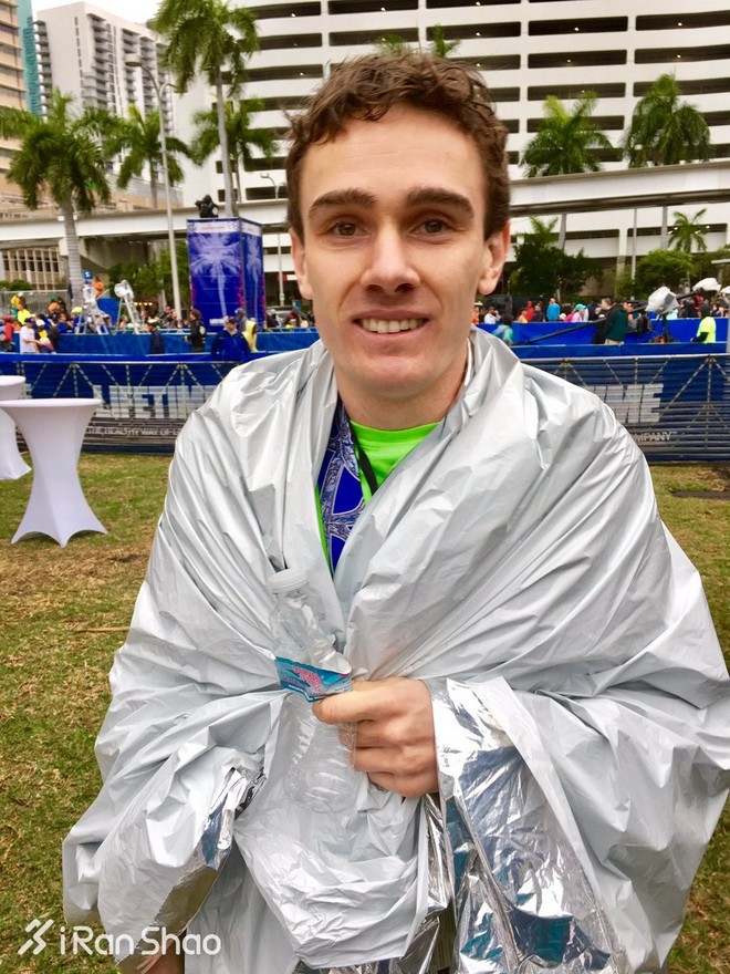 人物 | 马拉松跑最快的美国医生：全马215 半马105