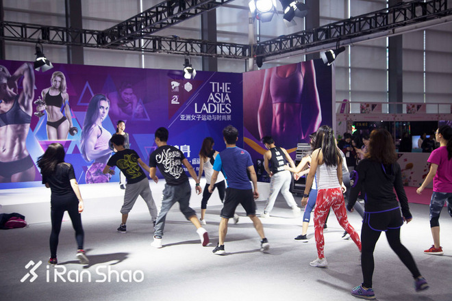 春雨绵绵，这个周末我与深圳的姑娘有约