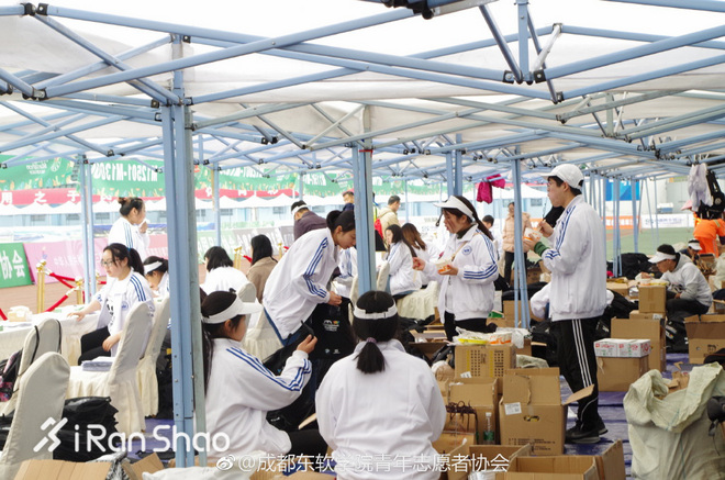 热点 |  左脚成都右脚重庆   川渝马拉松一家亲