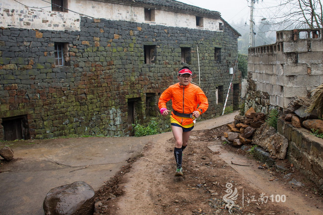 江南100游侠视角——沐浴着绵绵细雨，奔跑在满坡满野的金黄中