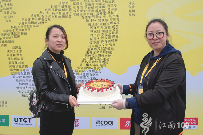 江南100游侠视角——沐浴着绵绵细雨，奔跑在满坡满野的金黄中