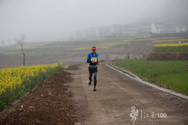 江南100游侠视角——沐浴着绵绵细雨，奔跑在满坡满野的金黄中