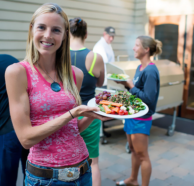 开箱 | 想知道越野甜心Stephanie背过的水包Nathan VaporHowe是什么味儿吗？