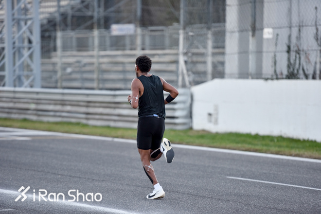 现场 | 意料之外情理之中 直击人类第一次实地测试马拉松破二