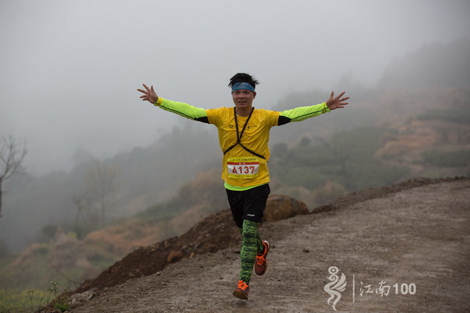 江南100游侠视角——沐浴着绵绵细雨，奔跑在满坡满野的金黄中