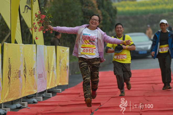 江南100游侠视角——沐浴着绵绵细雨，奔跑在满坡满野的金黄中