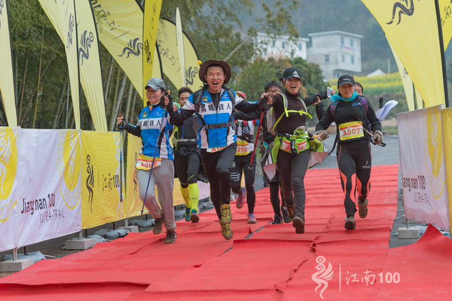 江南100游侠视角——沐浴着绵绵细雨，奔跑在满坡满野的金黄中