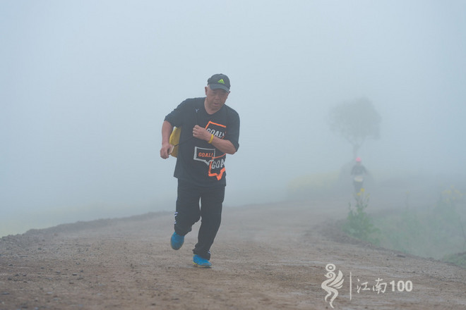 江南100游侠视角——沐浴着绵绵细雨，奔跑在满坡满野的金黄中