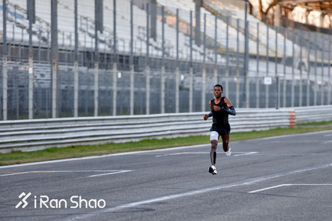 现场 | 意料之外情理之中 直击人类第一次实地测试马拉松破二