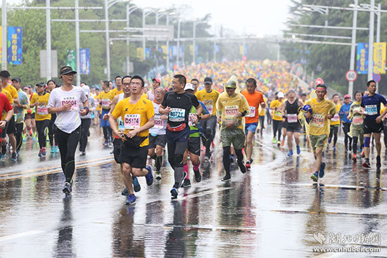 2017年汉马：狂风大雨中，总有N个理由让你坚持完赛