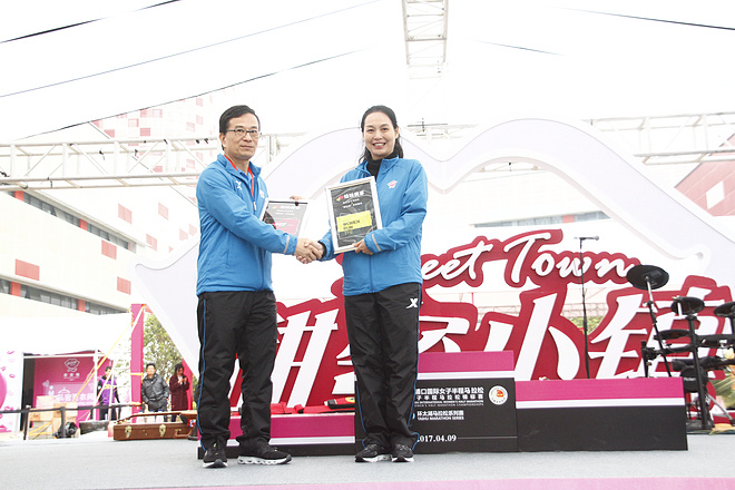 甜蜜跑再度开赛，铿锵玫瑰雨中开跑