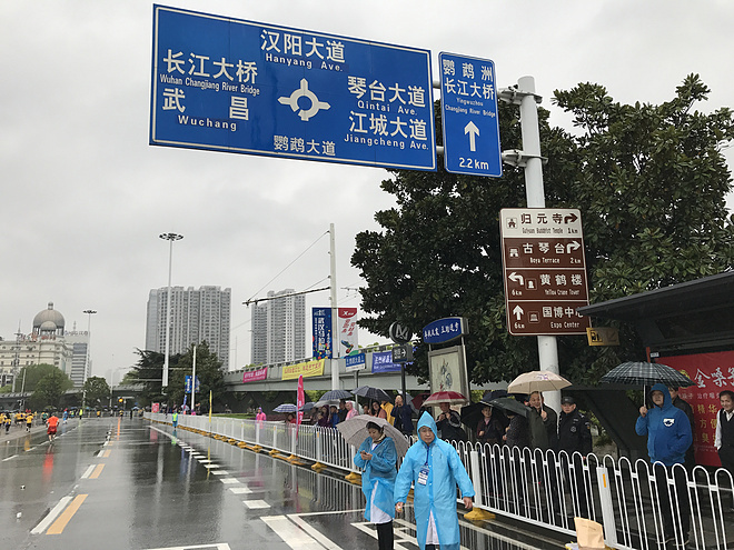 【因为一个人，爱上一座城】  记2017武汉马拉松