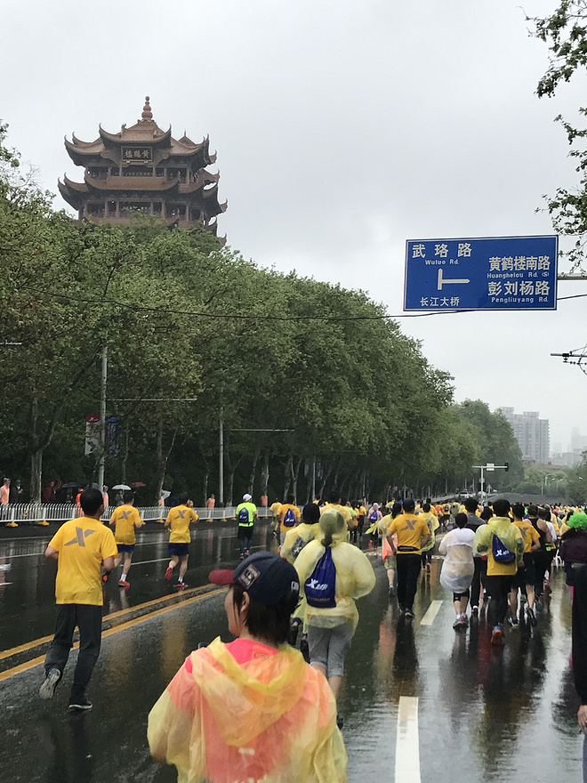 【因为一个人，爱上一座城】  记2017武汉马拉松