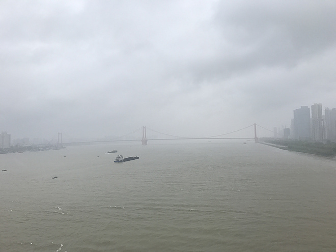 【因为一个人，爱上一座城】  记2017武汉马拉松