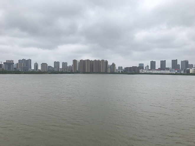 【因为一个人，爱上一座城】  记2017武汉马拉松