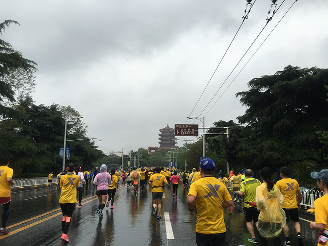 汉马，在雨中放飞心情