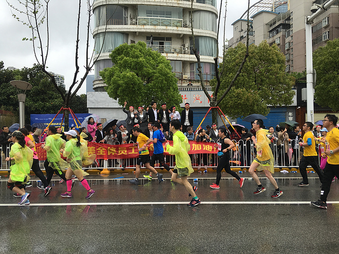 汉马，在雨中放飞心情