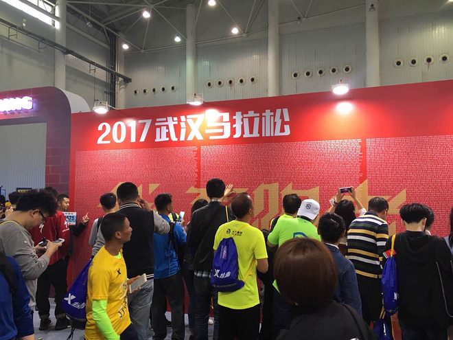 【因为一个人，爱上一座城】  记2017武汉马拉松