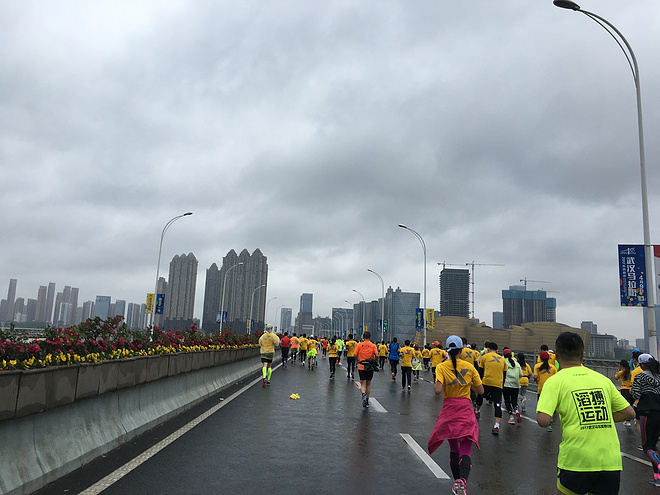 汉马，在雨中放飞心情