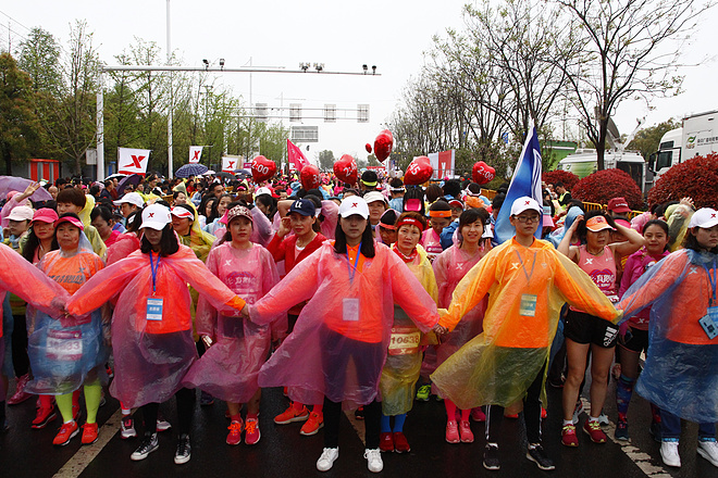 甜蜜跑再度开赛，铿锵玫瑰雨中开跑