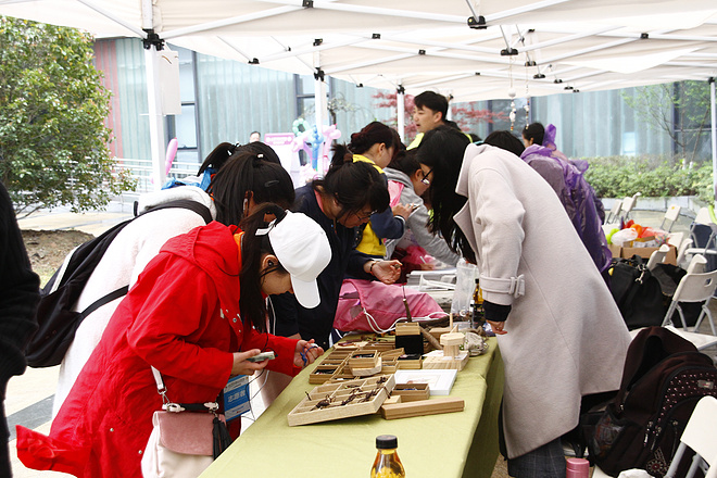 甜蜜跑再度开赛，铿锵玫瑰雨中开跑