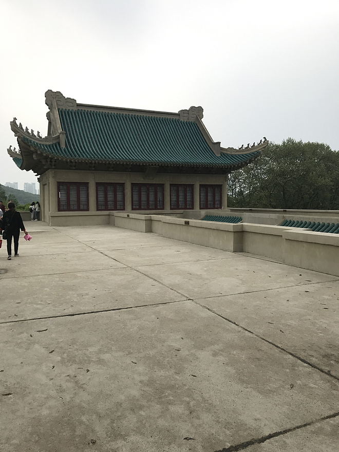 【因为一个人，爱上一座城】  记2017武汉马拉松